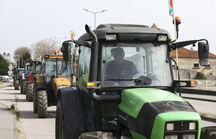 Manifestantes em cima de tratores pelas ruas da cidade de Aveiro.